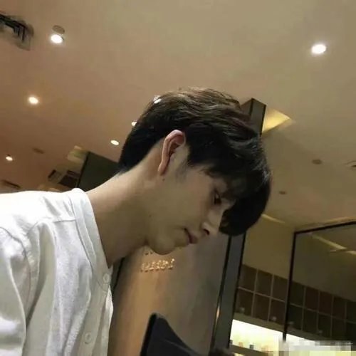 “我只会吹头”小哥火速走红,理发店小哥的正确打开方式应该是什么样子?